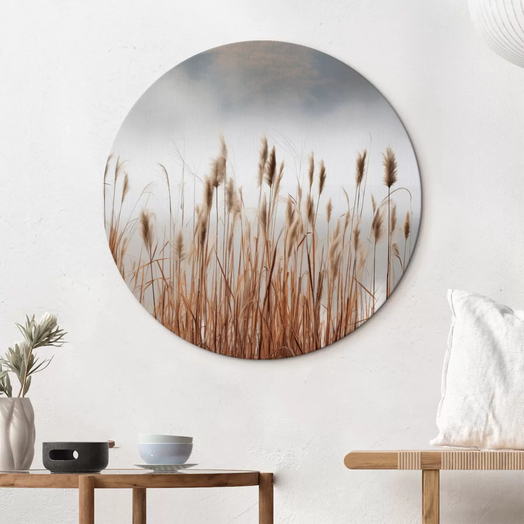 Tableau De grands roseaux poussant dans un plan d'eau, l'eau reflète les roseaux, arrière-plan brumeux, lumière douce, scène naturelle r46696