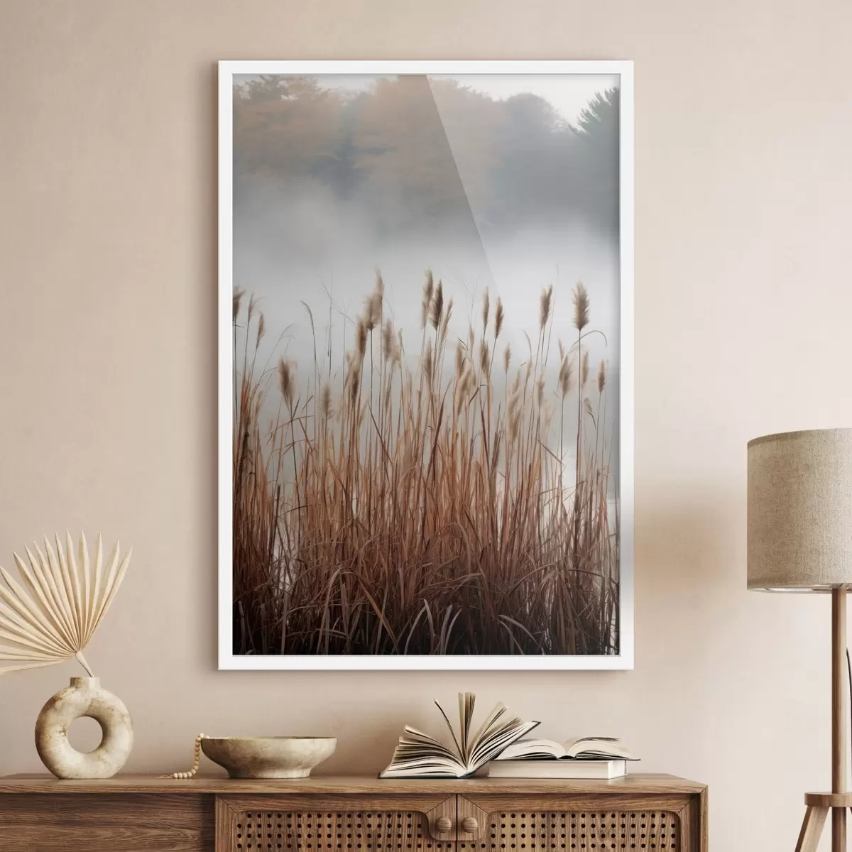 Poster De grands roseaux poussant dans un plan d'eau, l'eau reflète les roseaux, arrière-plan brumeux, lumière douce, scène naturelle f46696