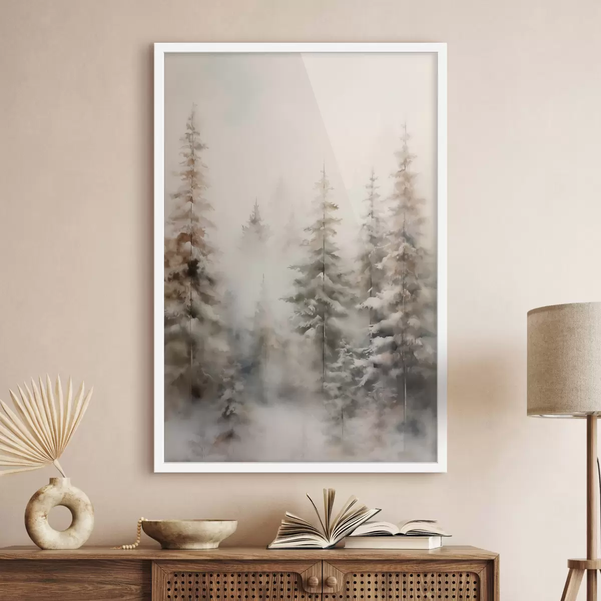 Poster De grands pins recouverts de neige, dressés dans une forêt brumeuse, une scène hivernale douce et feutrée. f46701