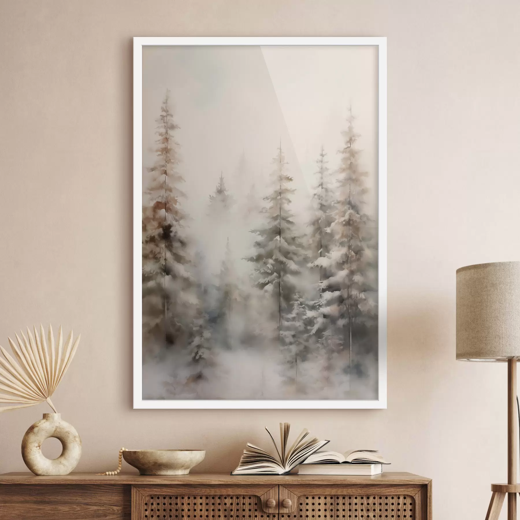 Papier peint De grands pins recouverts de neige, dressés dans une forêt brumeuse, une scène hivernale douce et feutrée f46701