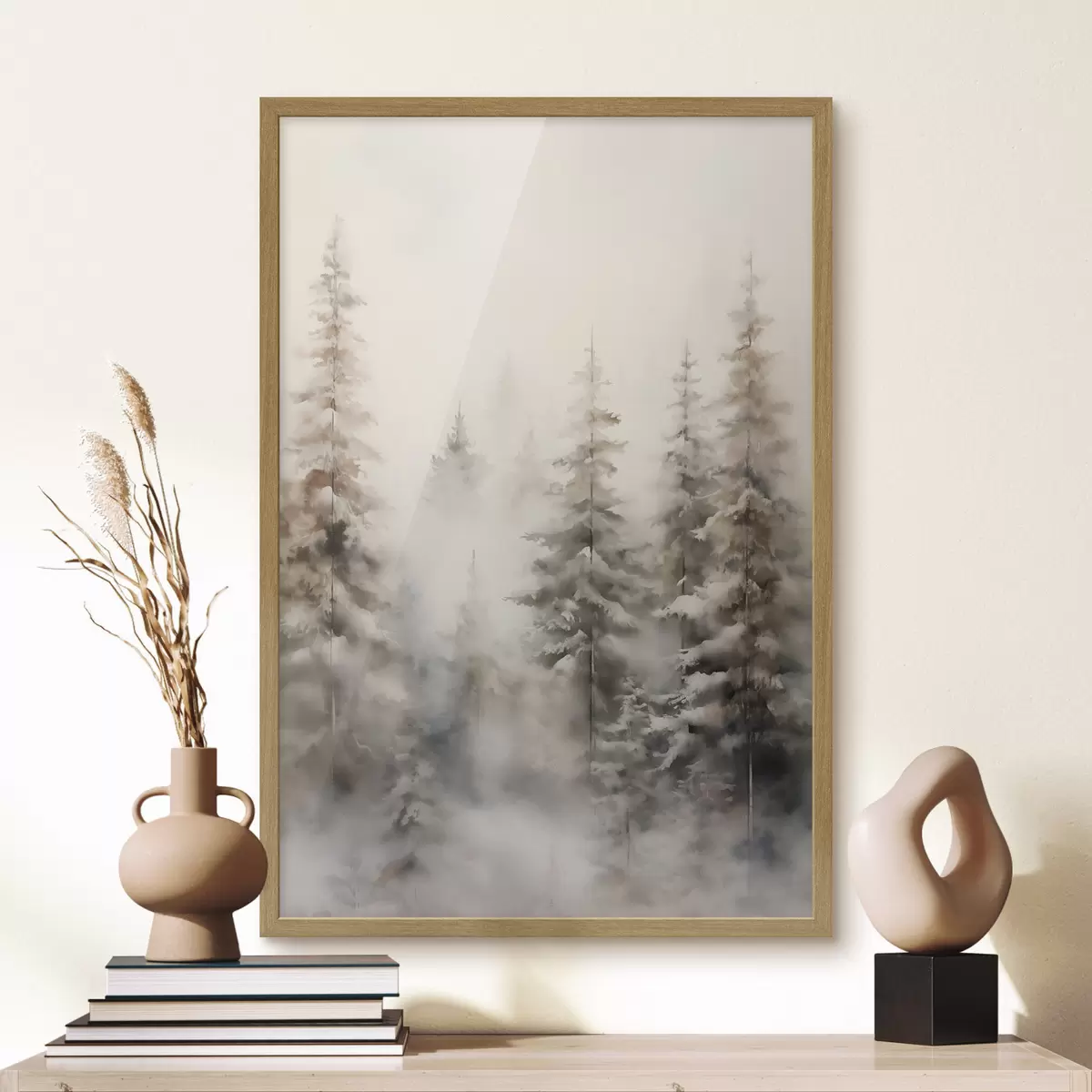 Poster De grands pins recouverts de neige, dressés dans une forêt brumeuse, une scène hivernale douce et feutrée f46701