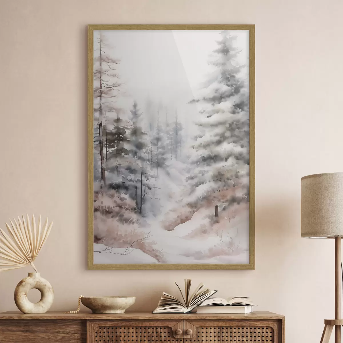Poster De grands pins recouverts de neige, dressés dans une forêt brumeuse, une scène hivernale douce et feutrée f46702