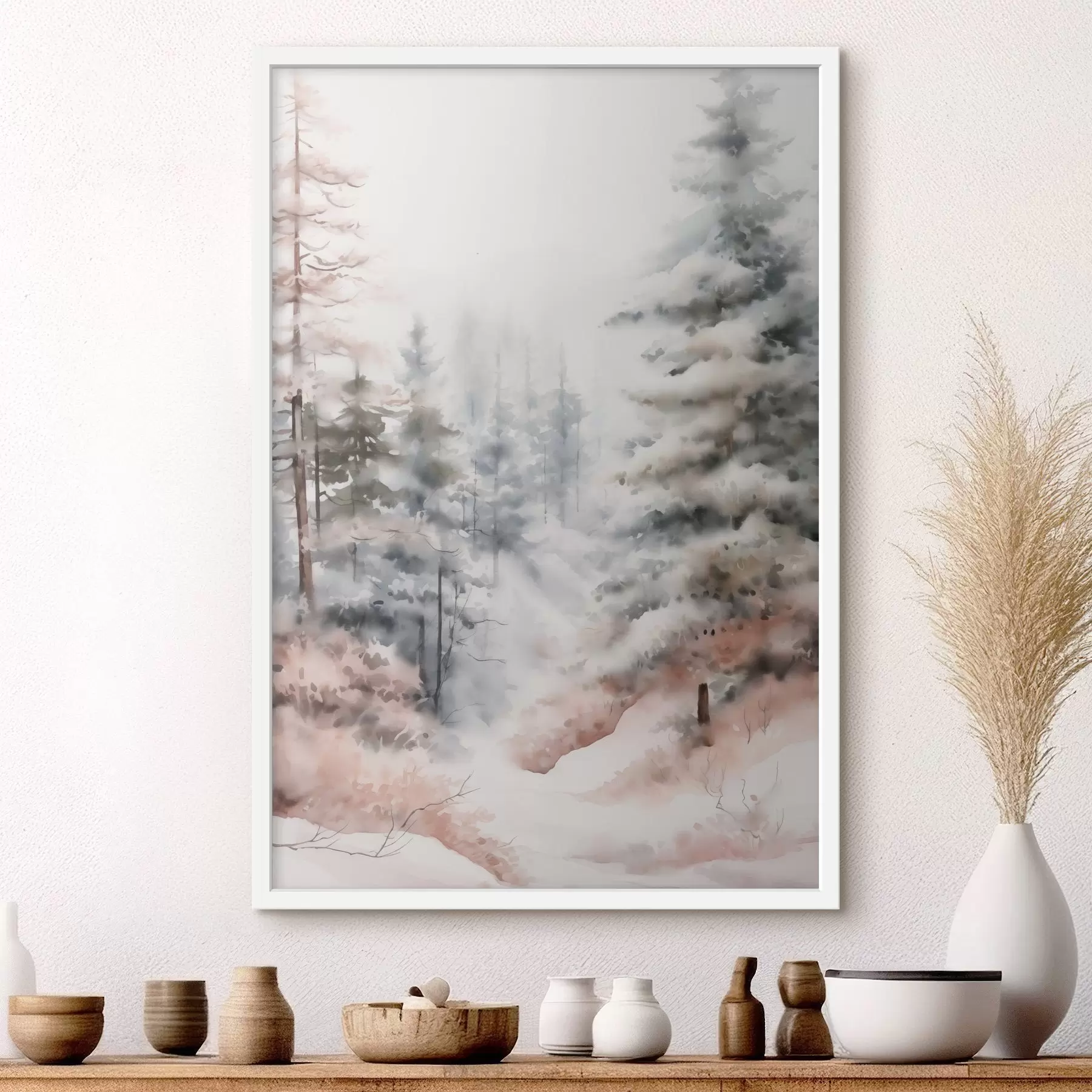 Papier peint De grands pins recouverts de neige, dressés dans une forêt brumeuse, une scène hivernale douce et feutrée. f46702