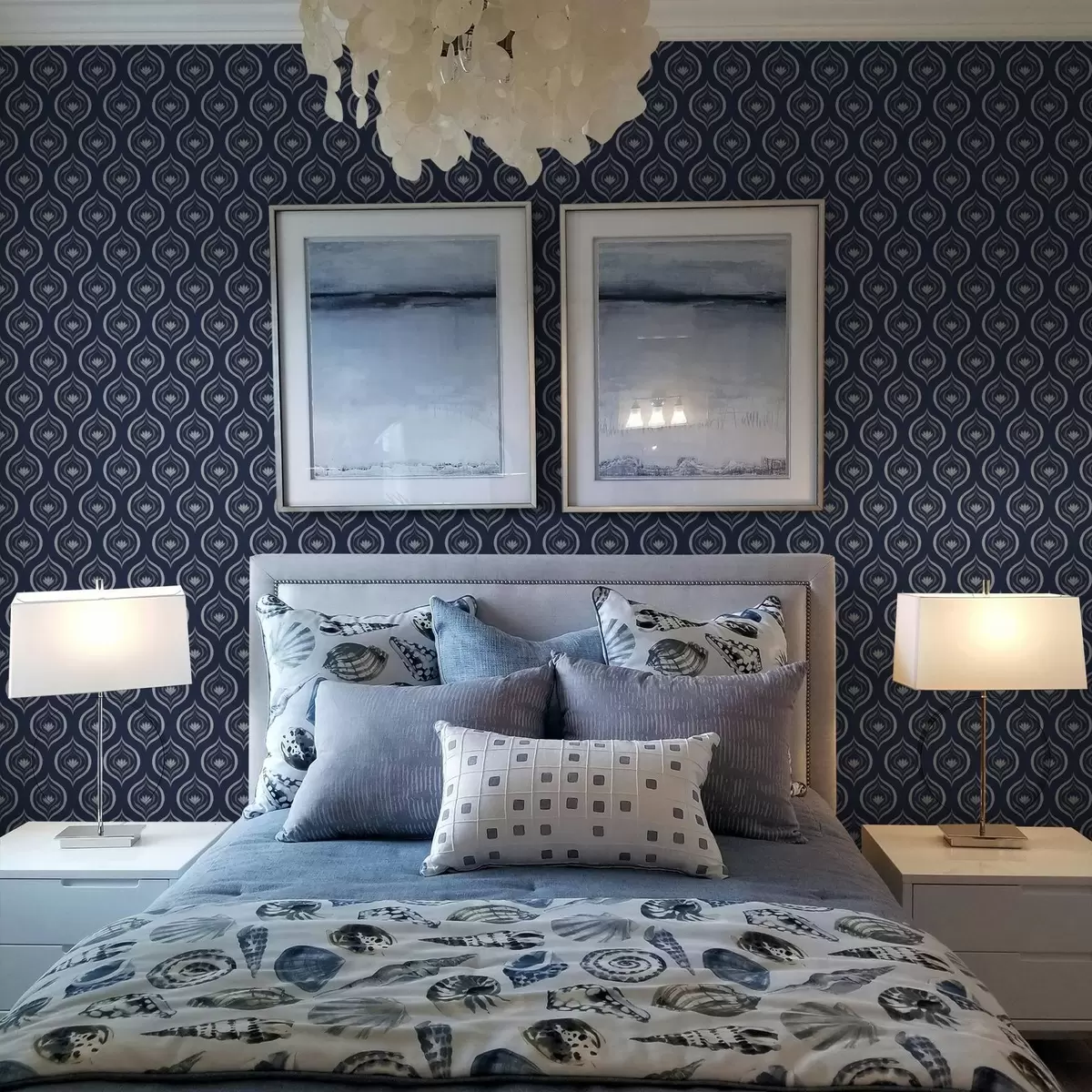 Papier peint Motifs contrastés de gouttelettes et de fleurs sur fond bleu marine foncé a00977v1