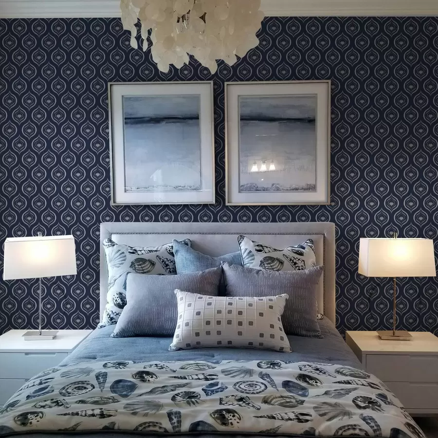 Papier peint Motifs contrastés de gouttelettes et de fleurs sur fond bleu marine foncé a00977v1