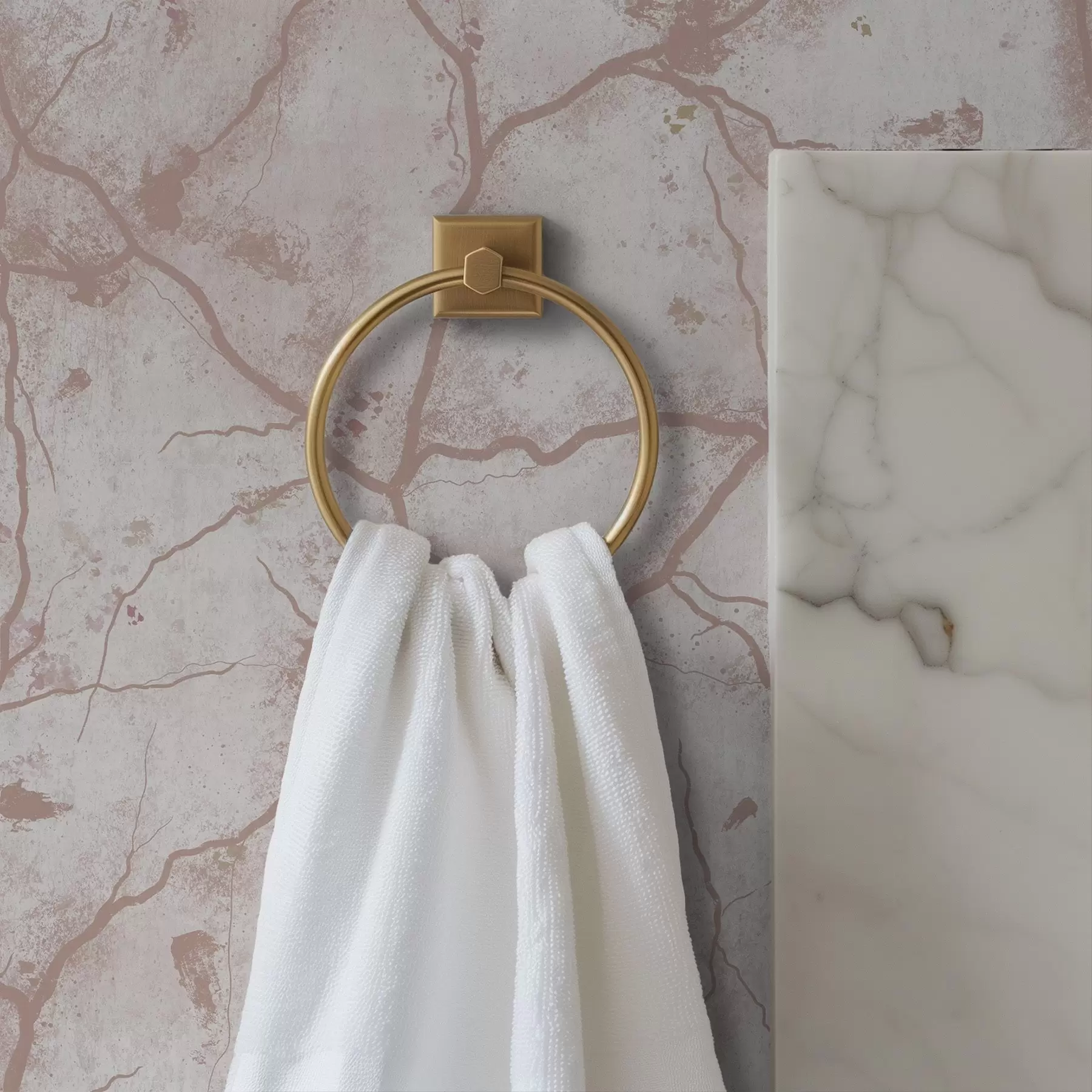 Papier peint Béton clair avec une dentelle de fissures et de taches roses a00987