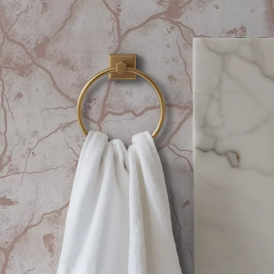 Papier peint Béton clair avec une dentelle de fissures et de taches roses a00987