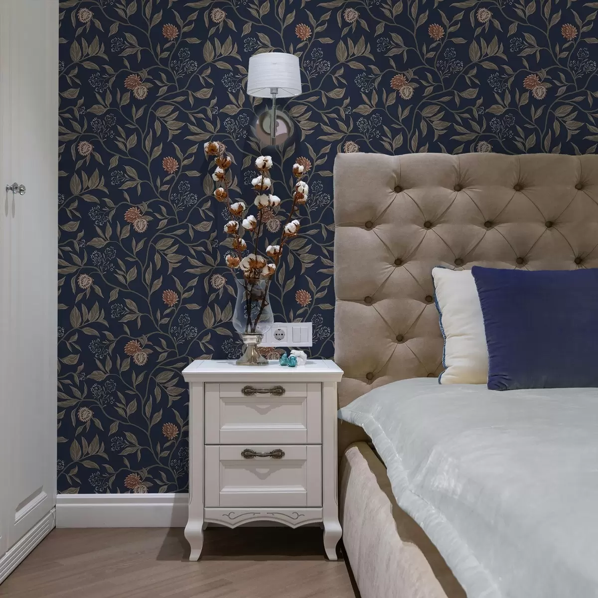 Papier peint Jardin bleu avec des branches, des fruits et de minuscules fleurs a00959