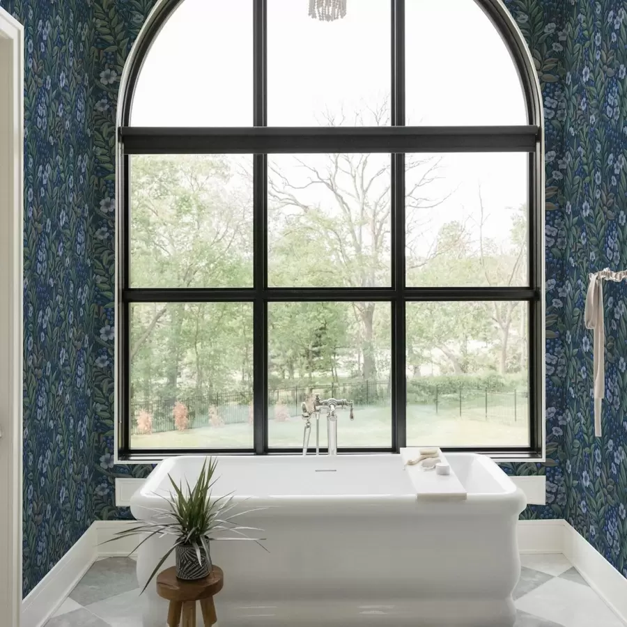 Papier peint Baies bleu nuit et fleurs blanches dans un feuillage dense a00994