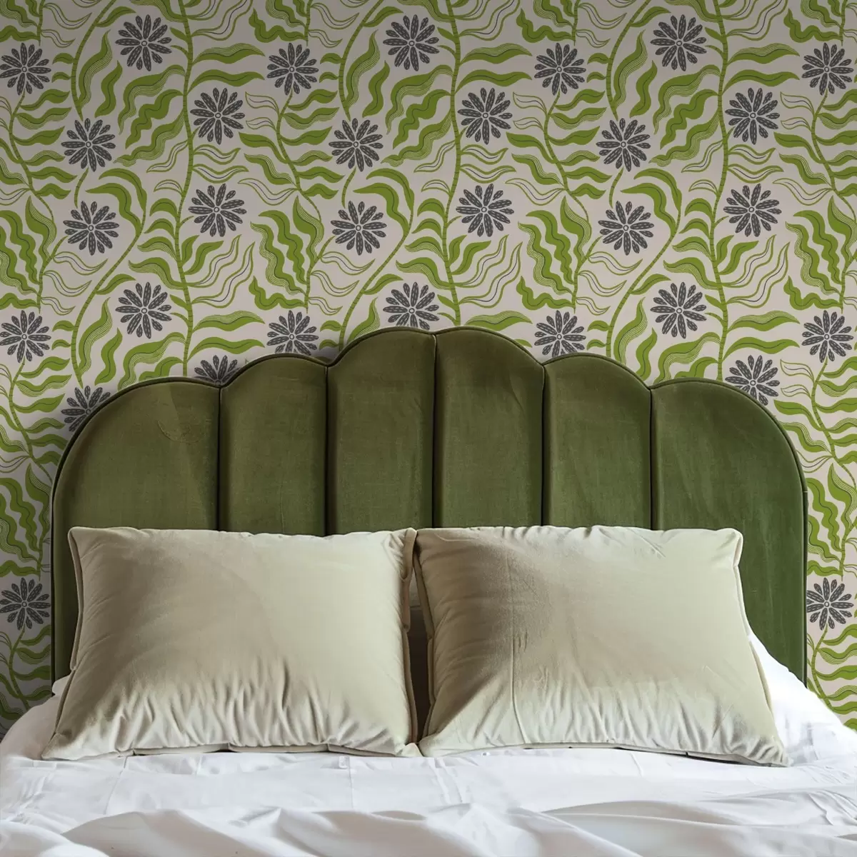 Papier peint Marguerites vertes espiègles aux feuilles ondulées sur fond crème a00998