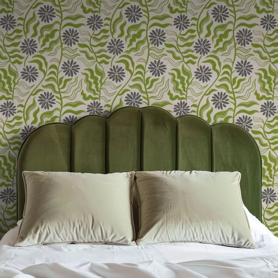 Papier peint Marguerites vertes espiègles aux feuilles ondulées sur fond crème a00998