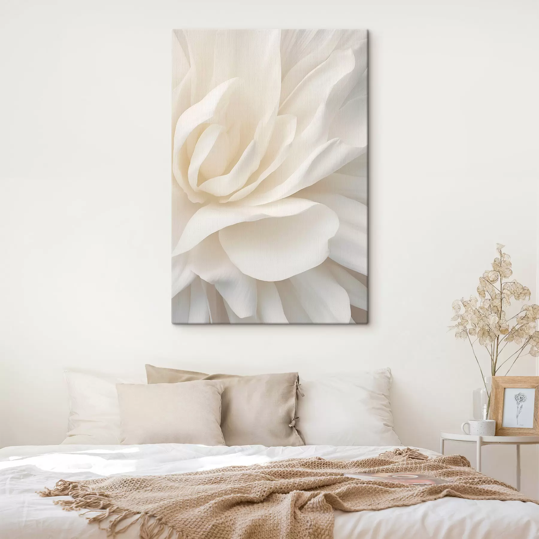 Tableau Fleur blanche abstraite aux pétales délicats et superposés, art minimaliste s47024