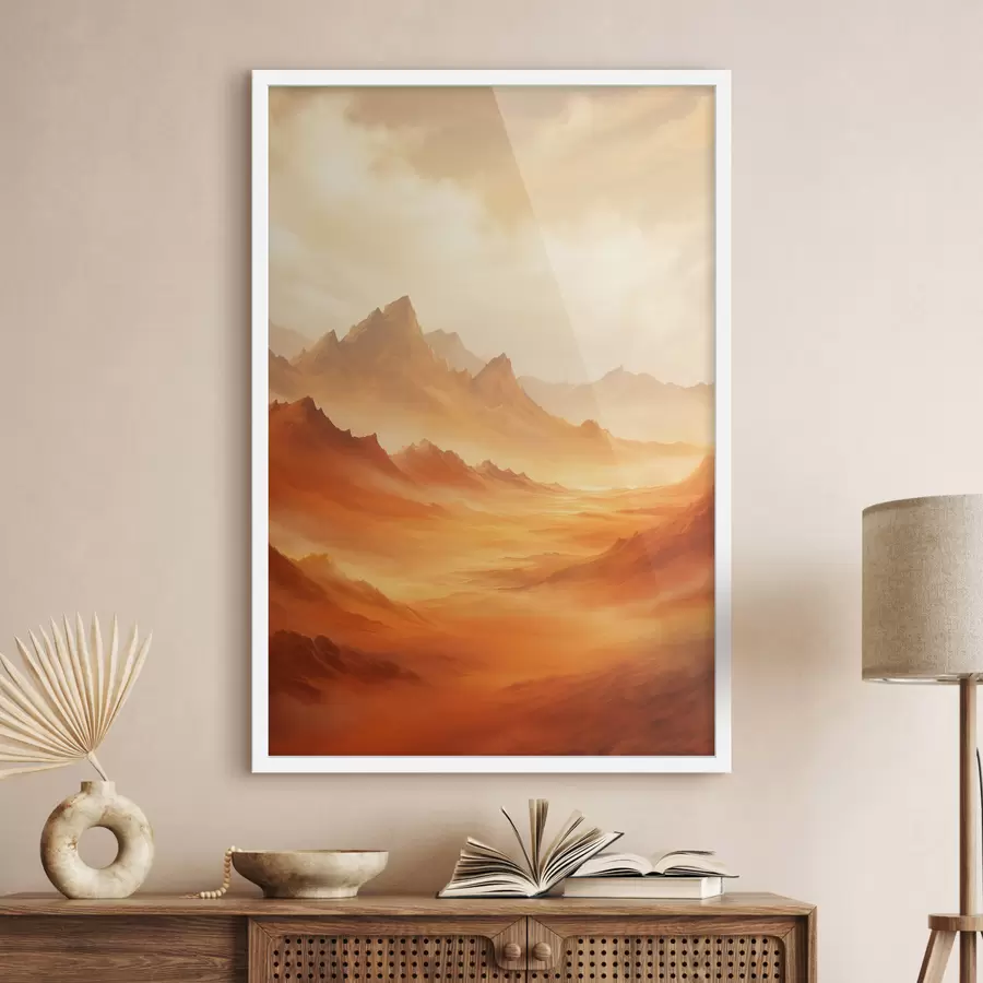 Papier peint Un vaste paysage désertique orange avec des montagnes rocheuses imposantes sous un ciel brumeux et ensoleillé, parsemé de nuages vaporeux. f47029