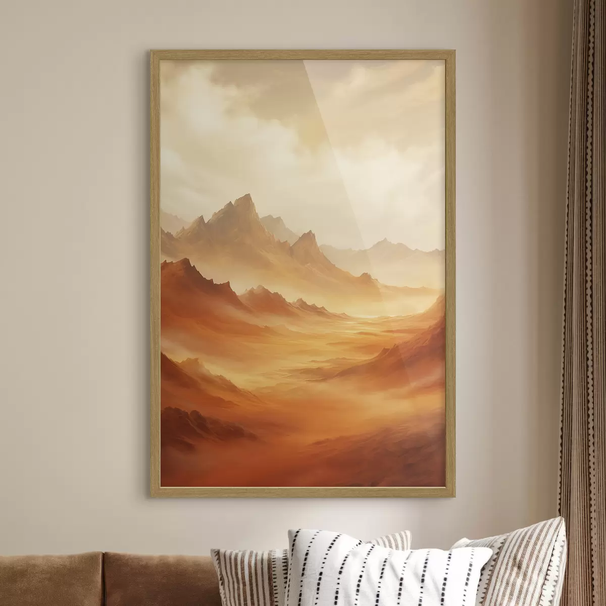 Poster Un vaste paysage désertique orange avec des montagnes rocheuses imposantes sous un ciel brumeux et ensoleillé, parsemé de nuages vaporeux f47029