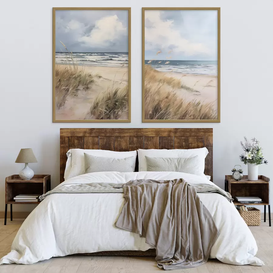 Papier peint Une plage de sable avec des herbes hautes au premier plan, l'océan avec des vagues et un ciel nuageux à l'arrière-plan d00521
