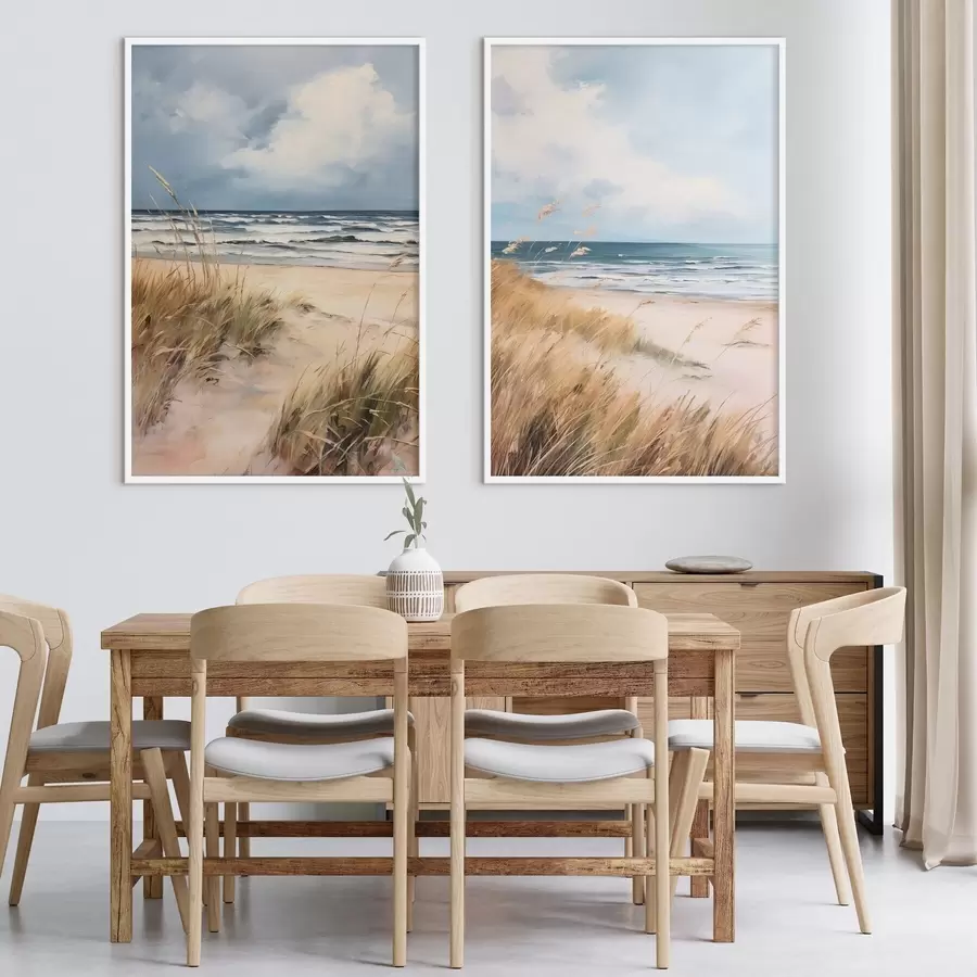 Papier peint Une plage de sable avec des herbes hautes au premier plan, l'océan avec des vagues et un ciel nuageux à l'arrière-plan d00521