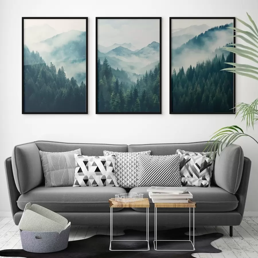 Papier peint Des montagnes brumeuses couvertes de pins, parsemées de tons verts et bleus doux. d00964