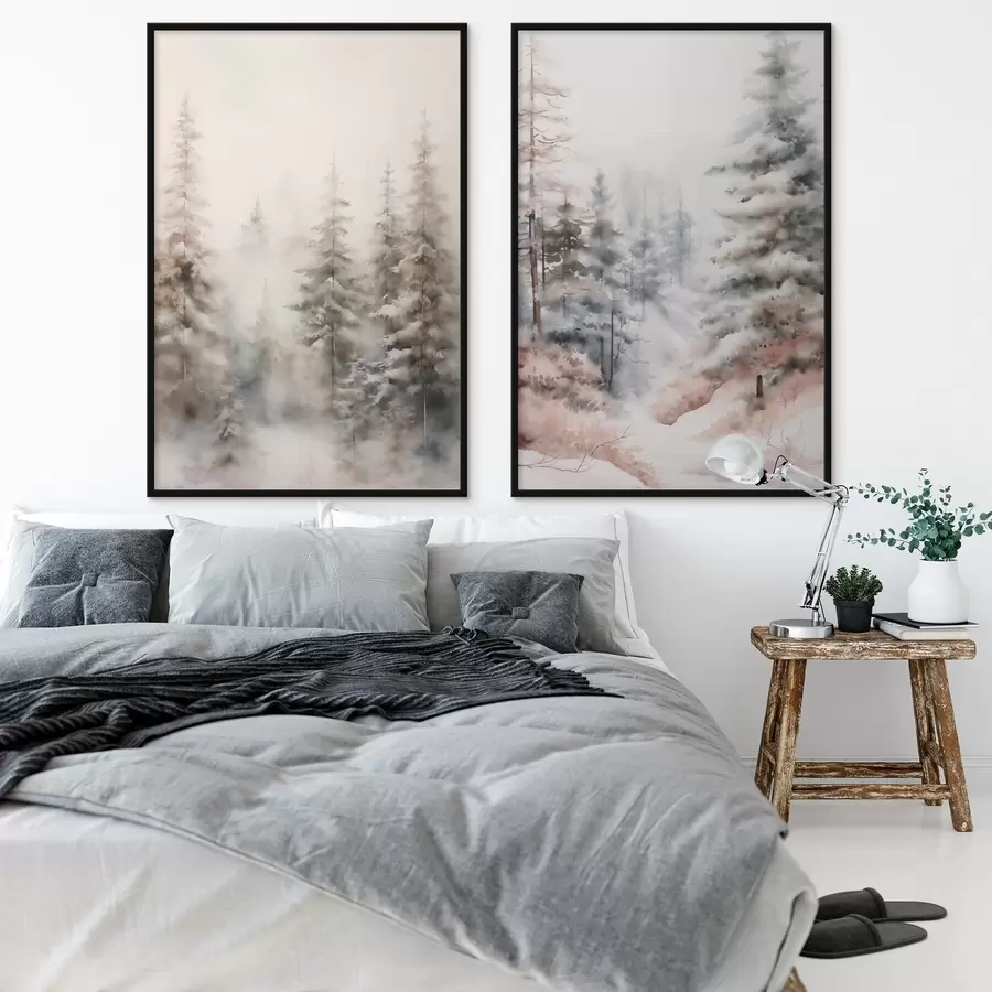 Papier peint De grands pins recouverts de neige, dressés dans une forêt brumeuse, une scène hivernale douce et feutrée. d01011