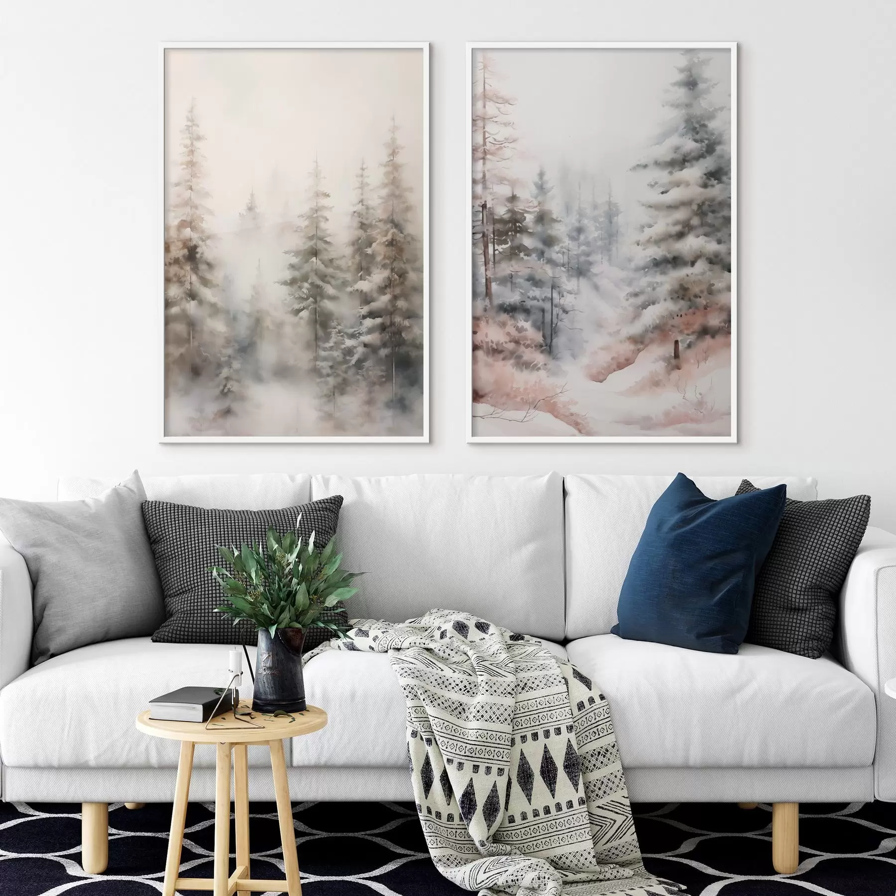 Papier peint De grands pins recouverts de neige, dressés dans une forêt brumeuse, une scène hivernale douce et feutrée. d01011