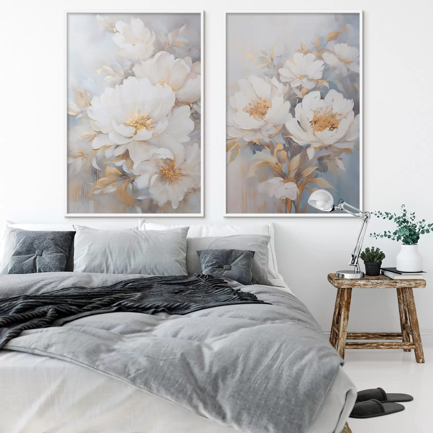 Papier peint Pivoines blanches avec centre et feuilles jaunes, coups de pinceau doux, fond bleu clair, composition florale d00878