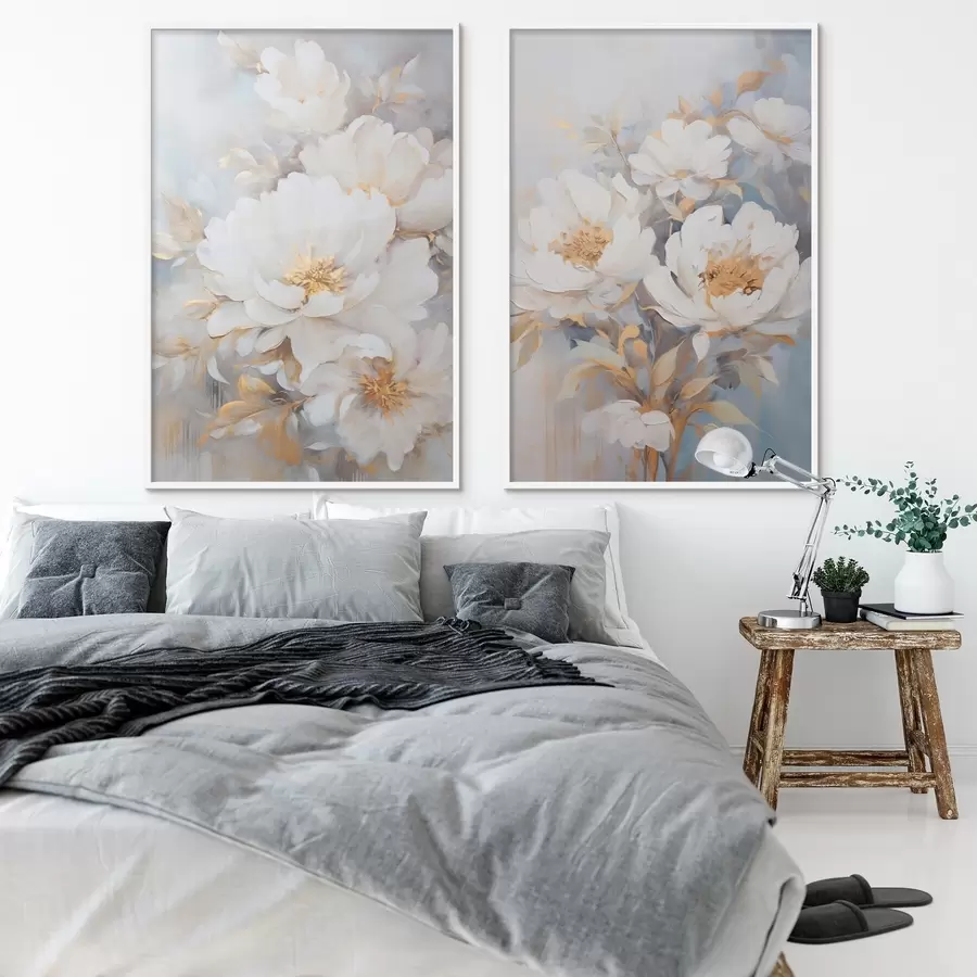 Papier peint Pivoines blanches avec centre et feuilles jaunes, coups de pinceau doux, fond bleu clair, composition florale d00878