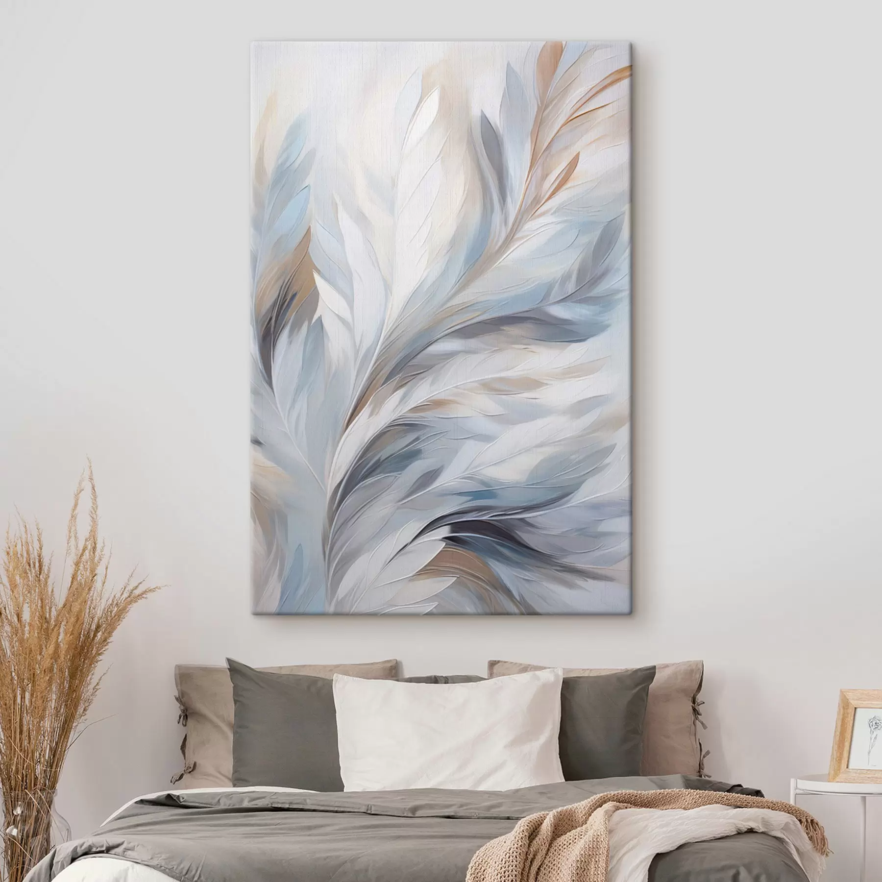 Tableau Plumes délicates bleu clair et marron à la texture douce et éthérée, sur fond blanc. s47416