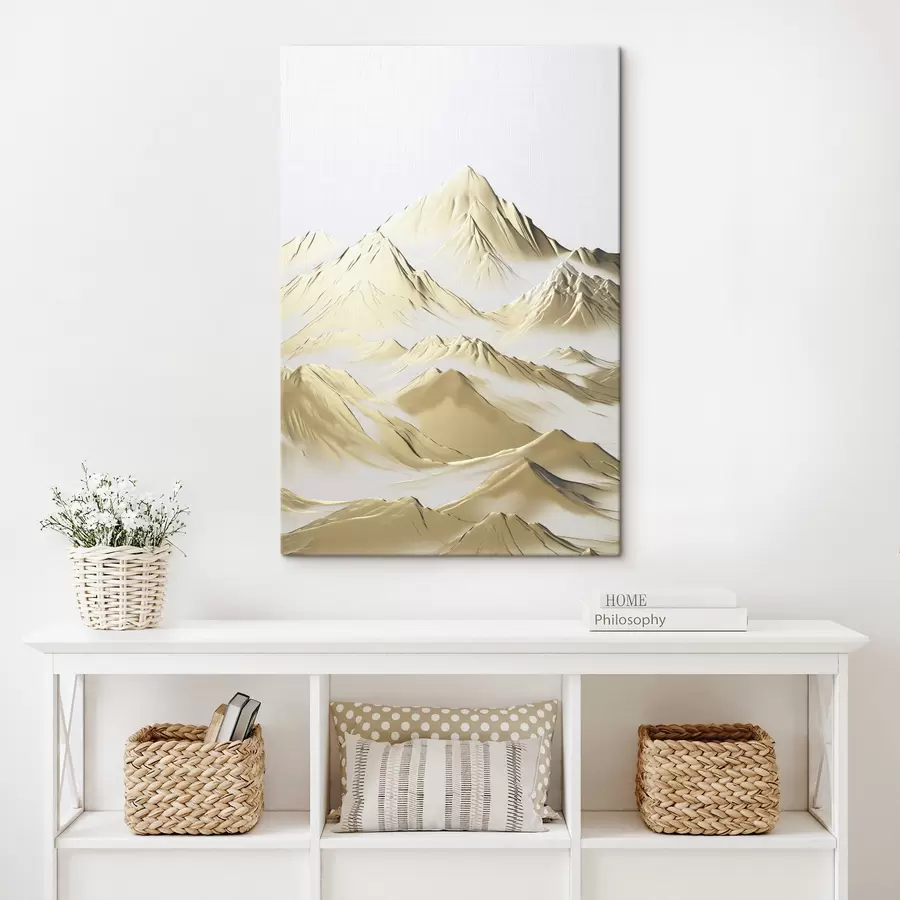 Tableau Un paysage de montagnes jaunes enneigées aux pics acérés et aux vallées profondes sous un ciel clair. s47421