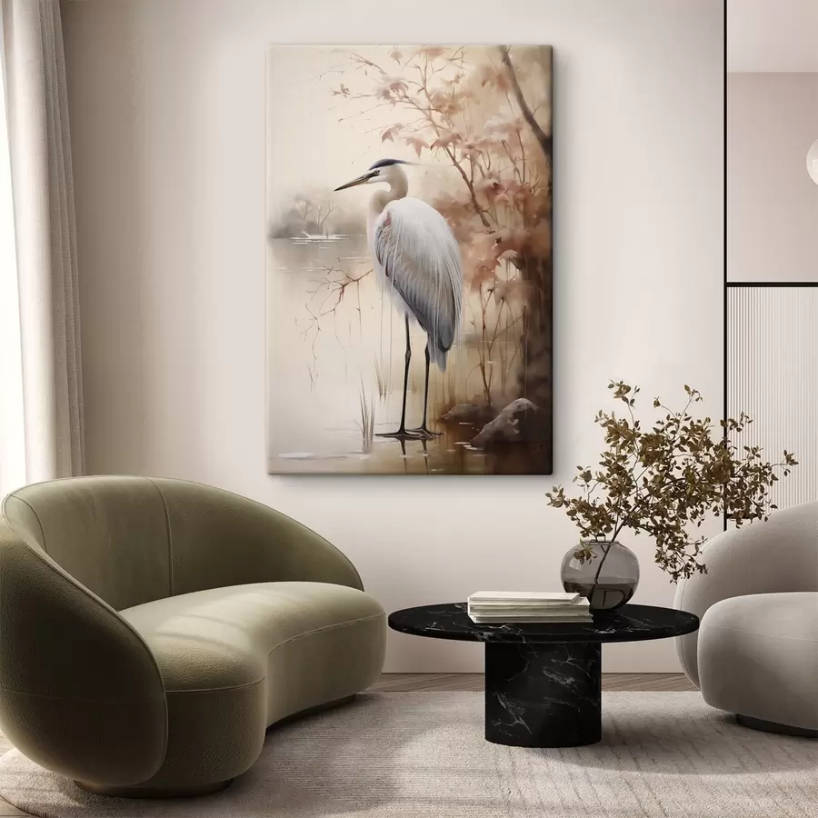 Tableau Un héron se tient sur un rocher dans un lac, avec de hautes herbes et des arbres en arrière-plan. s47427