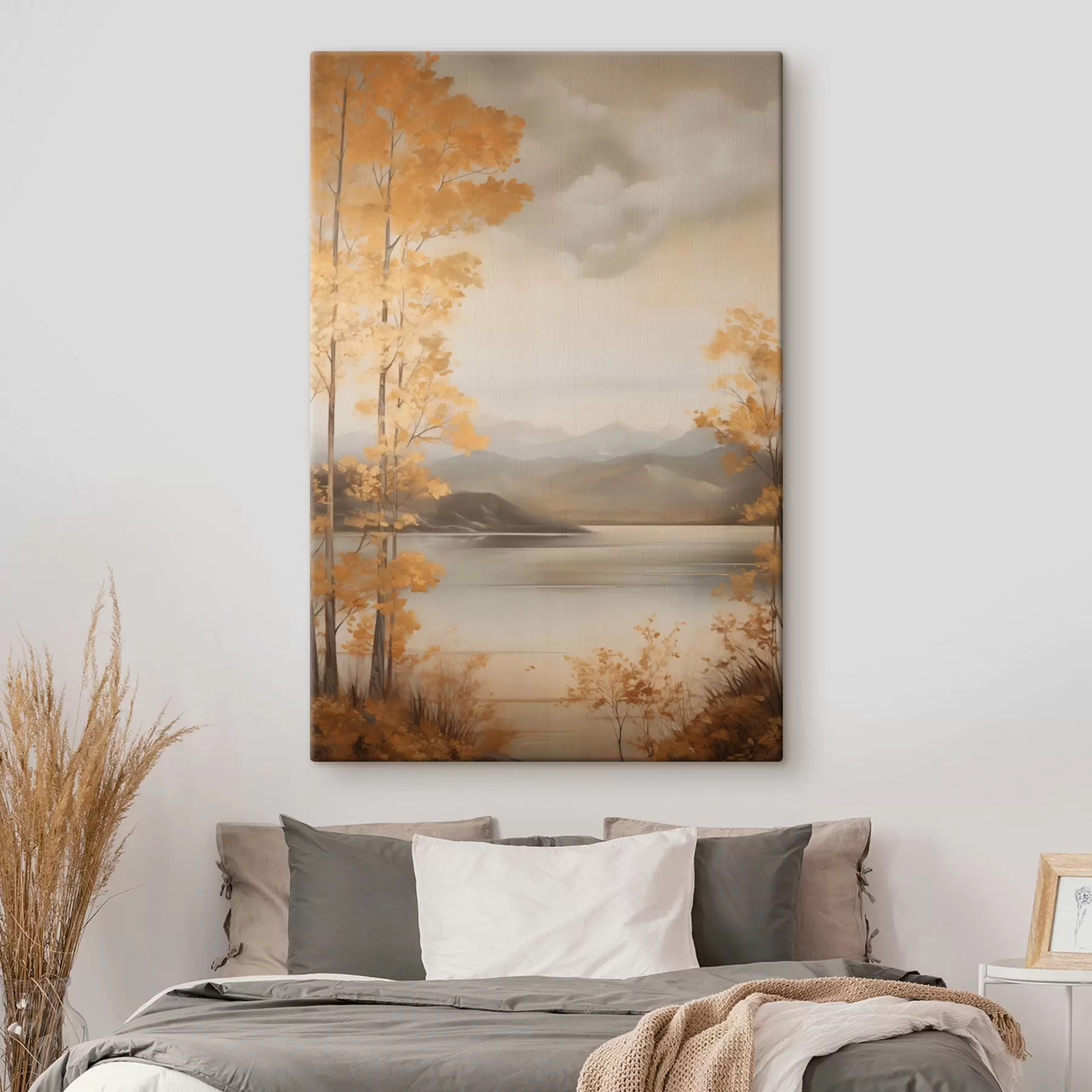 Tableau Des arbres aux feuilles orange, caractéristiques de l'automne, encadrent un lac paisible avec des montagnes lointaines sous un ciel nuageux. s47441