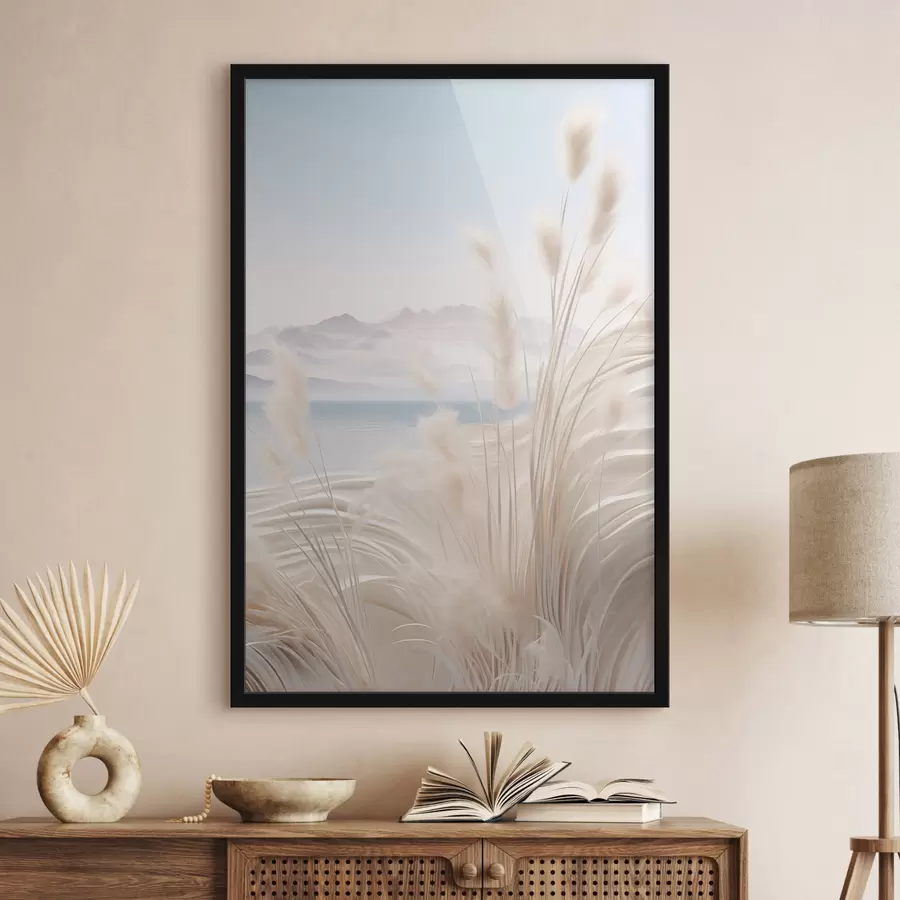 Papier peint Haute herbe de pampa plumeuse dans des tons beiges doux, avec une plage de sable et des montagnes en arrière-plan. f47433