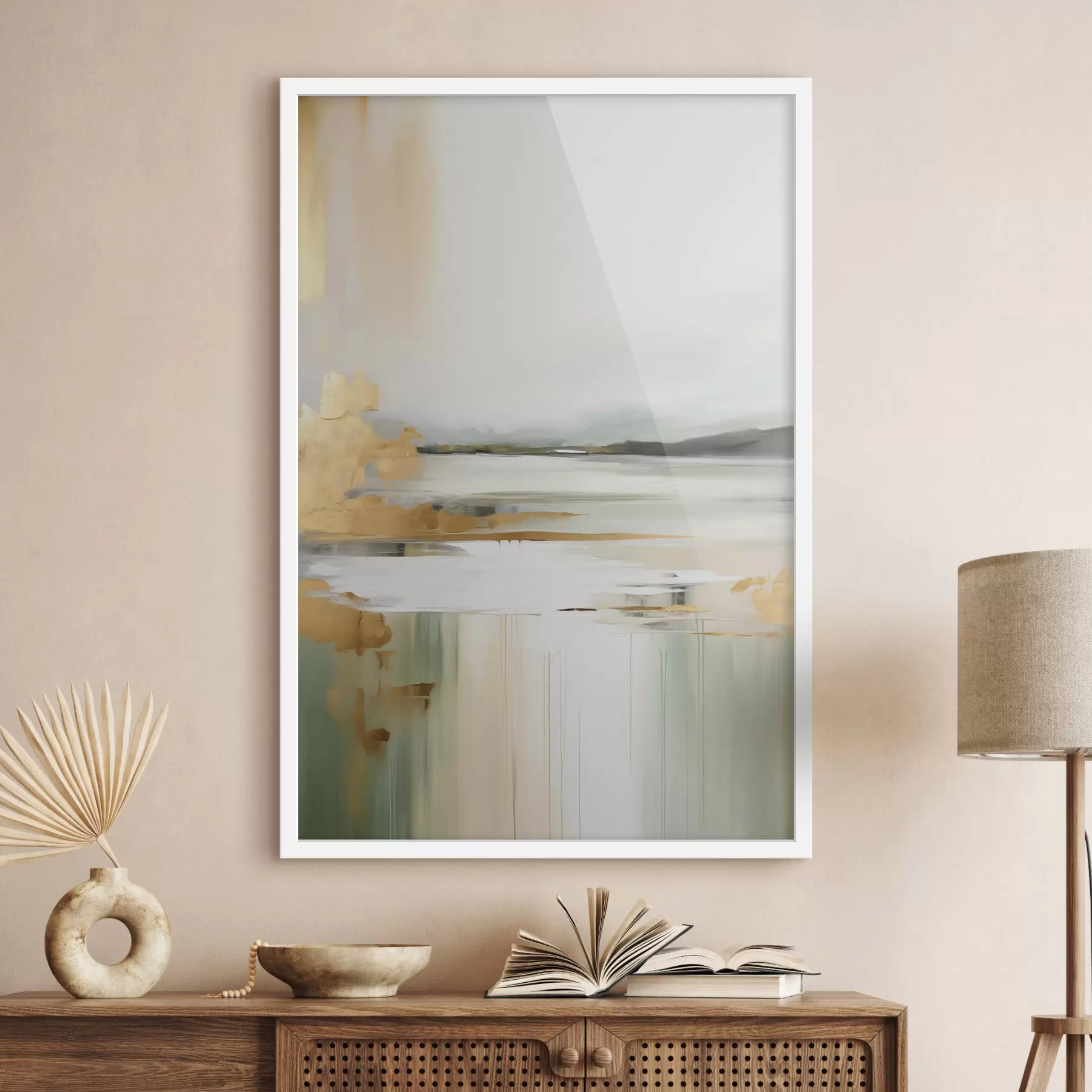 Papier peint Paysage abstrait aux tons jaunes et verts, eau reflétant le ciel et les montagnes lointaines, ciel pâle et brumeux f47438