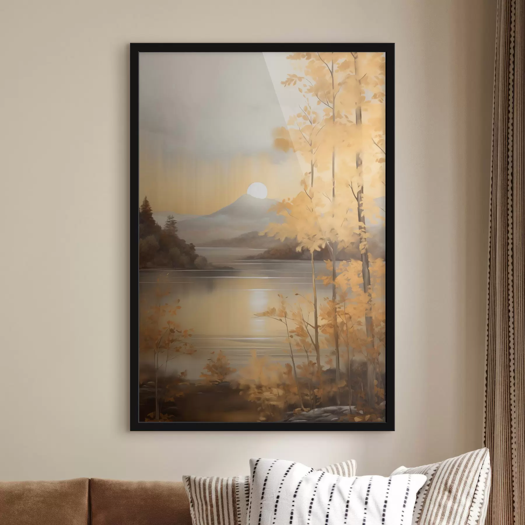 Papier peint Des arbres aux feuilles orange, caractéristiques de l'automne, encadrent un lac paisible avec des montagnes lointaines sous un ciel nuageux. f47440