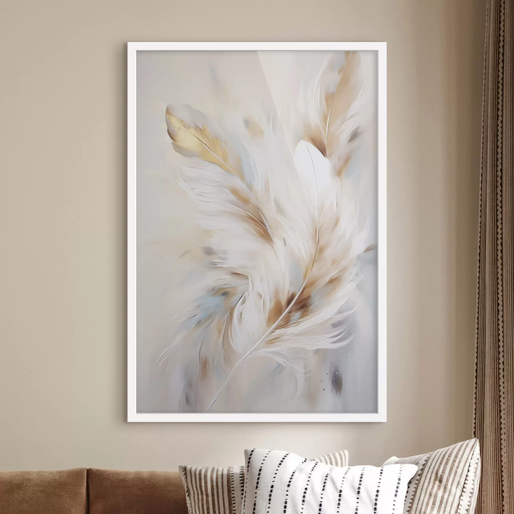 Papier peint Grandes plumes douces aux teintes blanches, jaunes et brunes, sur un fond clair et abstrait. f47442