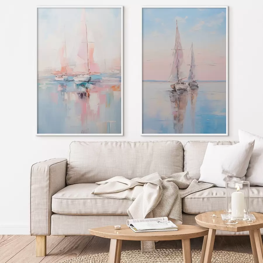 Papier peint Voiliers aux voiles roses flottant sur une mer calme, reflets des bateaux dans l'eau, couleurs douces et pastel d00648