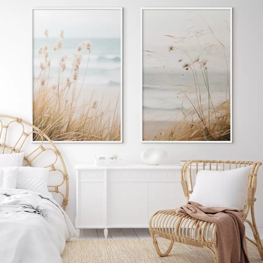 Papier peint Herbe haute avec des têtes de graines duveteuses, plage de sable et vagues de l'océan en arrière-plan, palette de couleurs douces et sourdes d00650