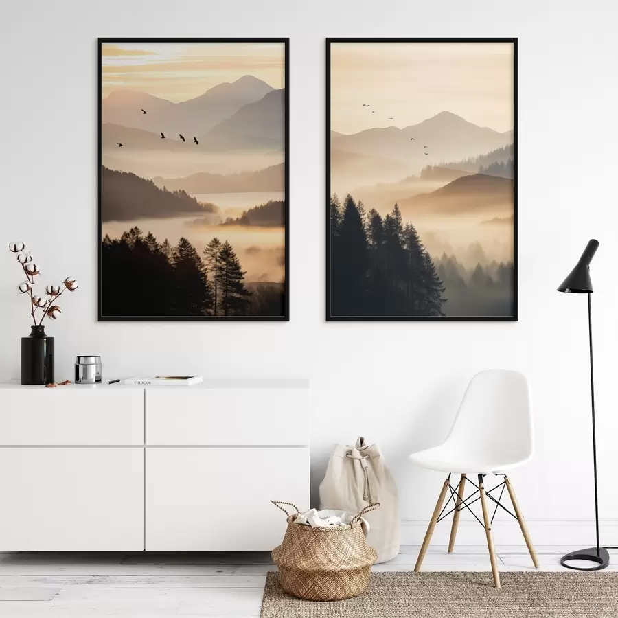 Papier peint Un paysage de montagne avec une forêt et des oiseaux volant dans le ciel, le tout recouvert d'une épaisse couche de brouillard au lever du soleil d00651