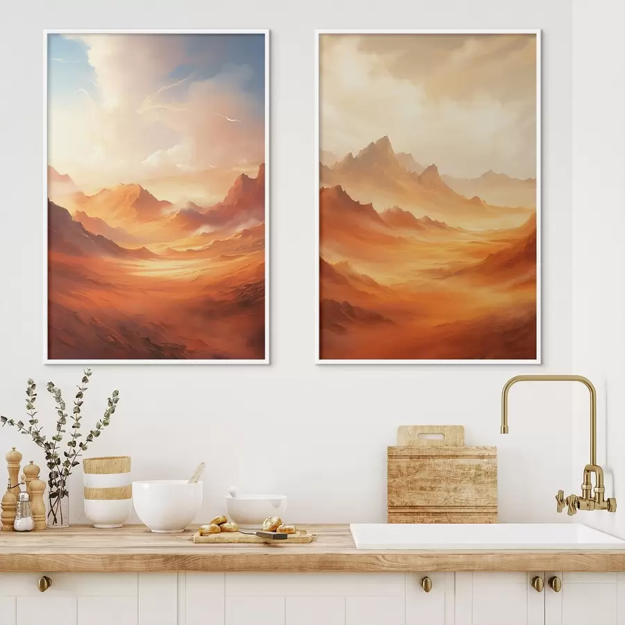 Papier peint Un vaste paysage désertique orange avec des montagnes rocheuses imposantes sous un ciel brumeux et ensoleillé, parsemé de nuages vaporeux. d01122