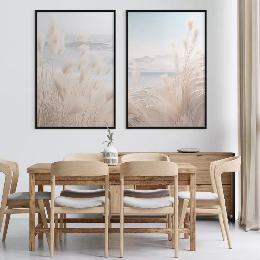 Papier peint Haute herbe de pampa plumeuse dans des tons beiges doux au premier plan, avec une plage de sable en arrière-plan. d01242