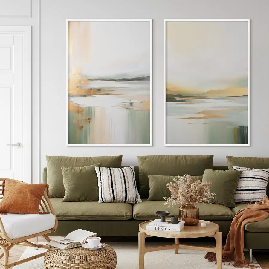 Papier peint Paysage abstrait aux tons jaunes et verts, eau reflétant le ciel et les montagnes lointaines, ciel pâle et brumeux d01245