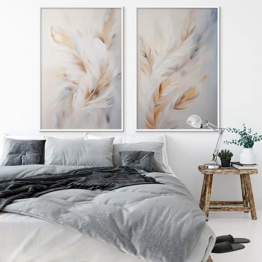 Papier peint Grandes plumes douces aux teintes blanches, jaunes et brunes, sur un fond clair et abstrait. d01247