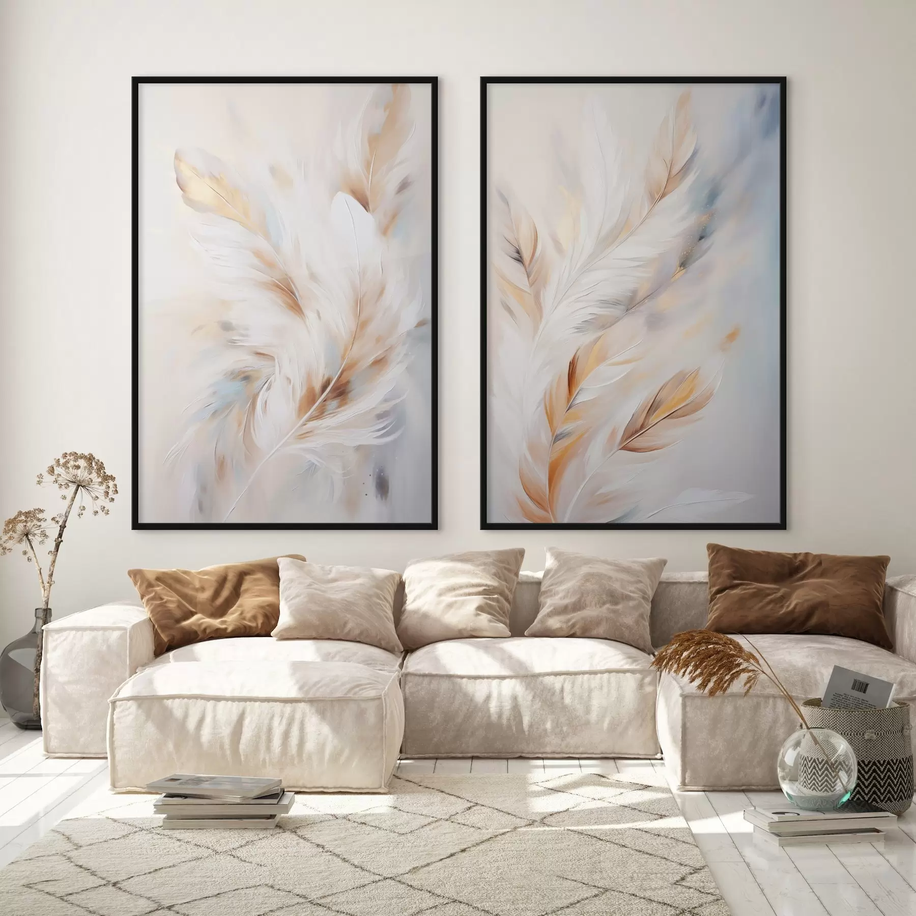 Papier peint Grandes plumes douces aux teintes blanches, jaunes et brunes, sur un fond clair et abstrait. d01247