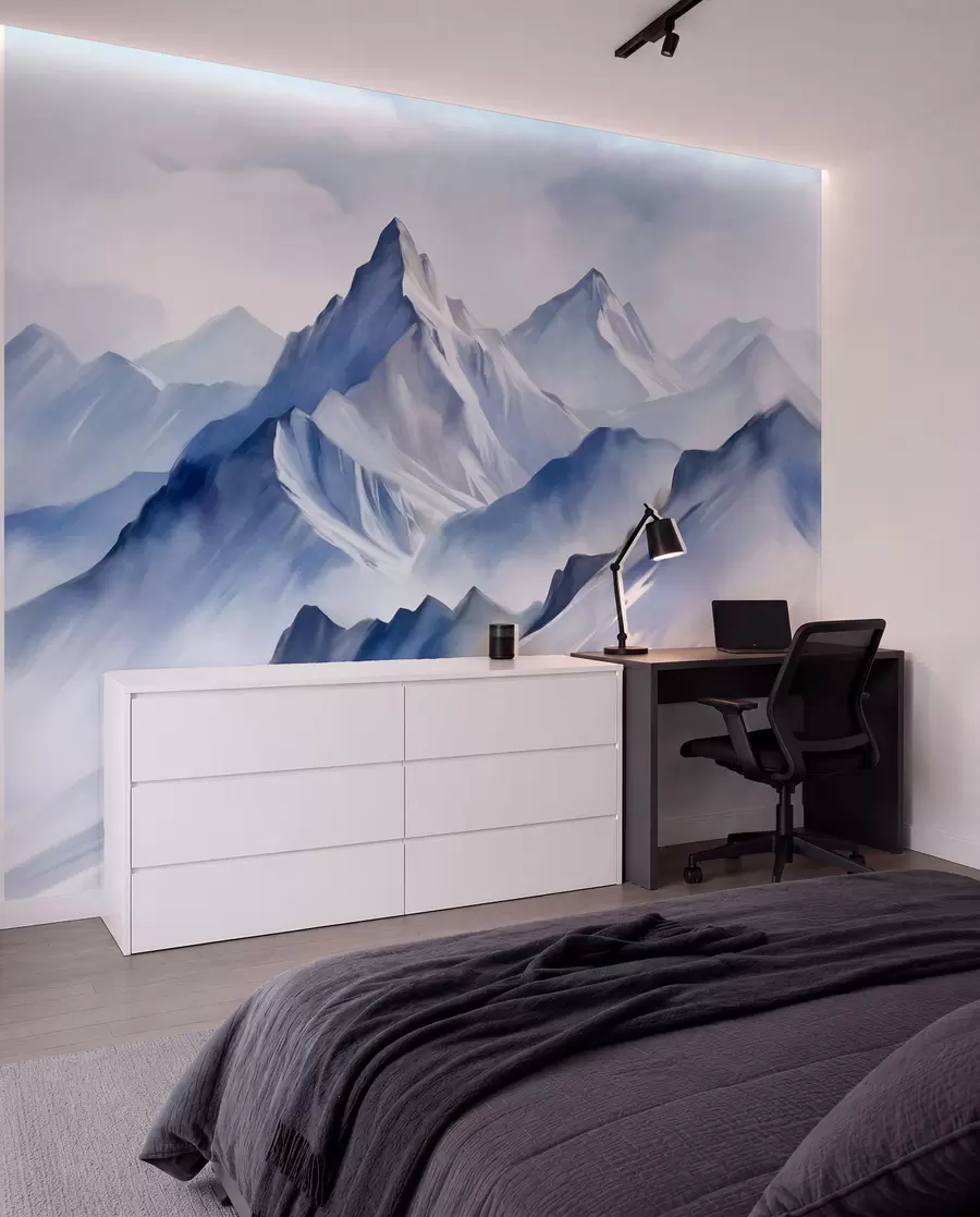 Papier peint Montagnes enneigées texturées avec un effet aquarelle doux et une palette de bleus et de blancs w09630