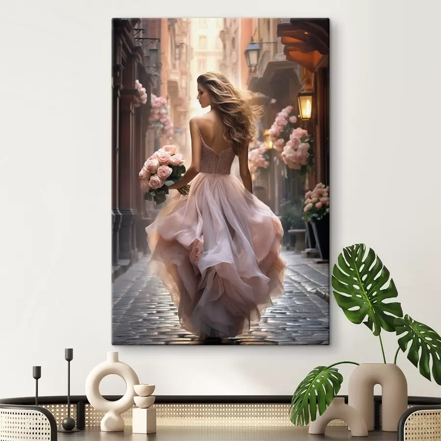 Tableau Femme en robe rose marchant dans une rue s47316