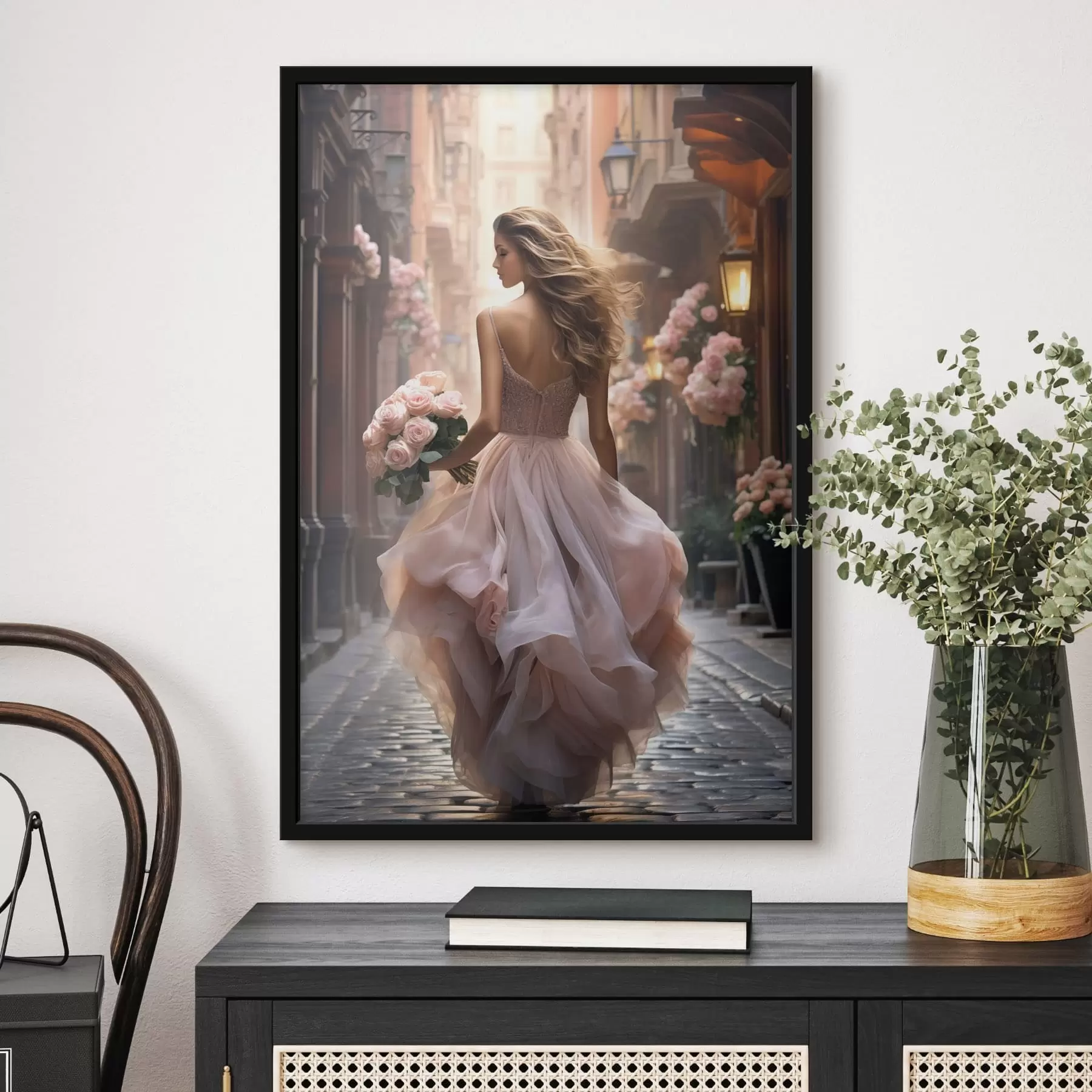 Papier peint Femme en robe rose marchant dans une rue f47316