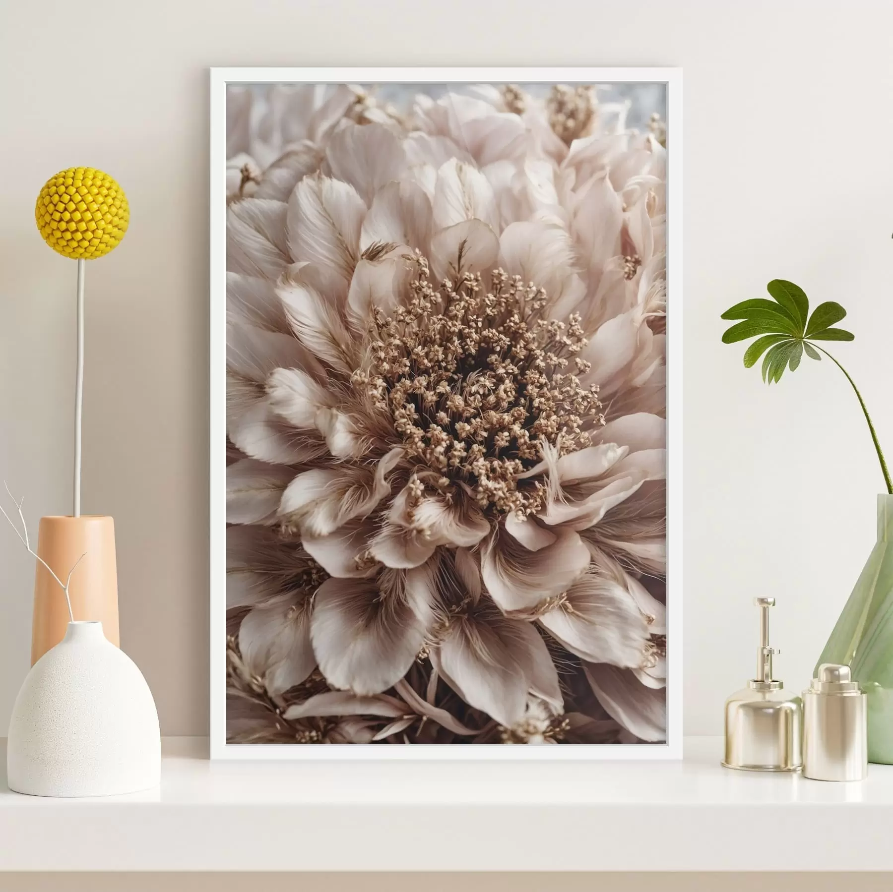 Papier peint Gros plan sur une fleur pâle aux pétales richement texturés f47769