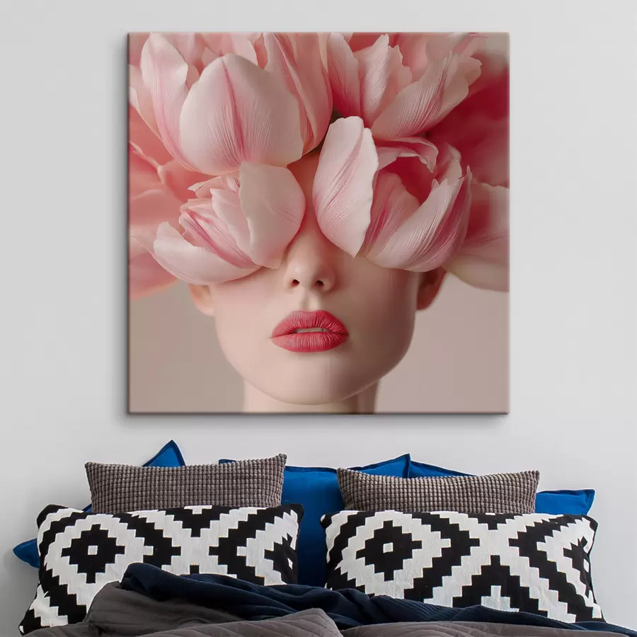 Tableau Portrait de femme avec des pétales roses s47920