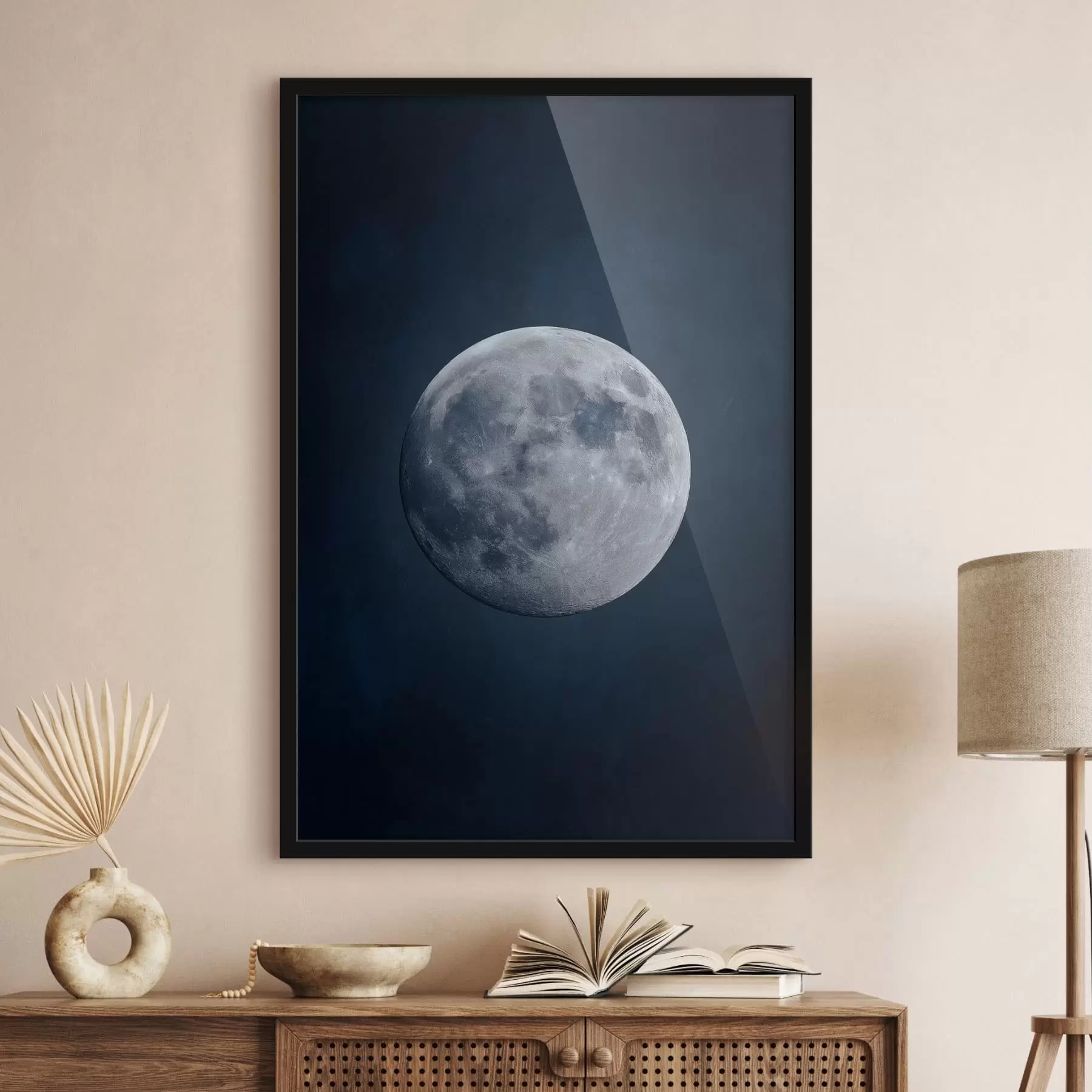 Papier peint pleine lune centrée sur un fond texturé bleu marine foncé f48122