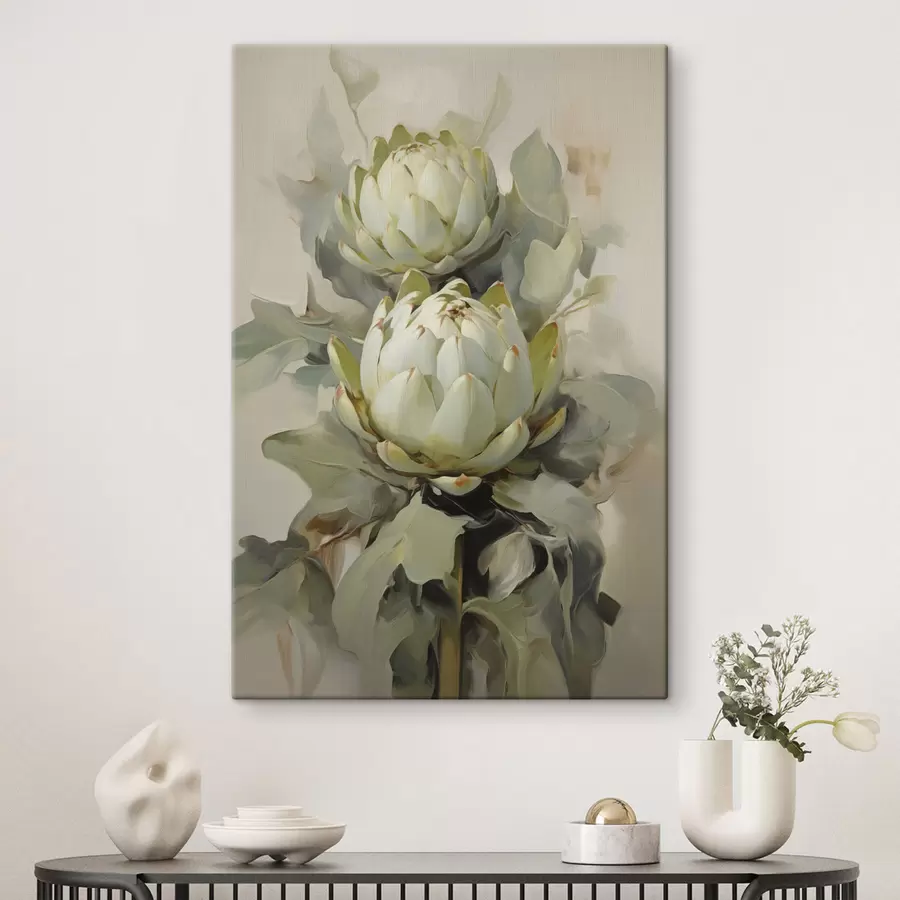 Tableau Style pictural représentant plusieurs fleurs de protéa blanches avec de grandes feuilles vertes sur un fond clair. s47862