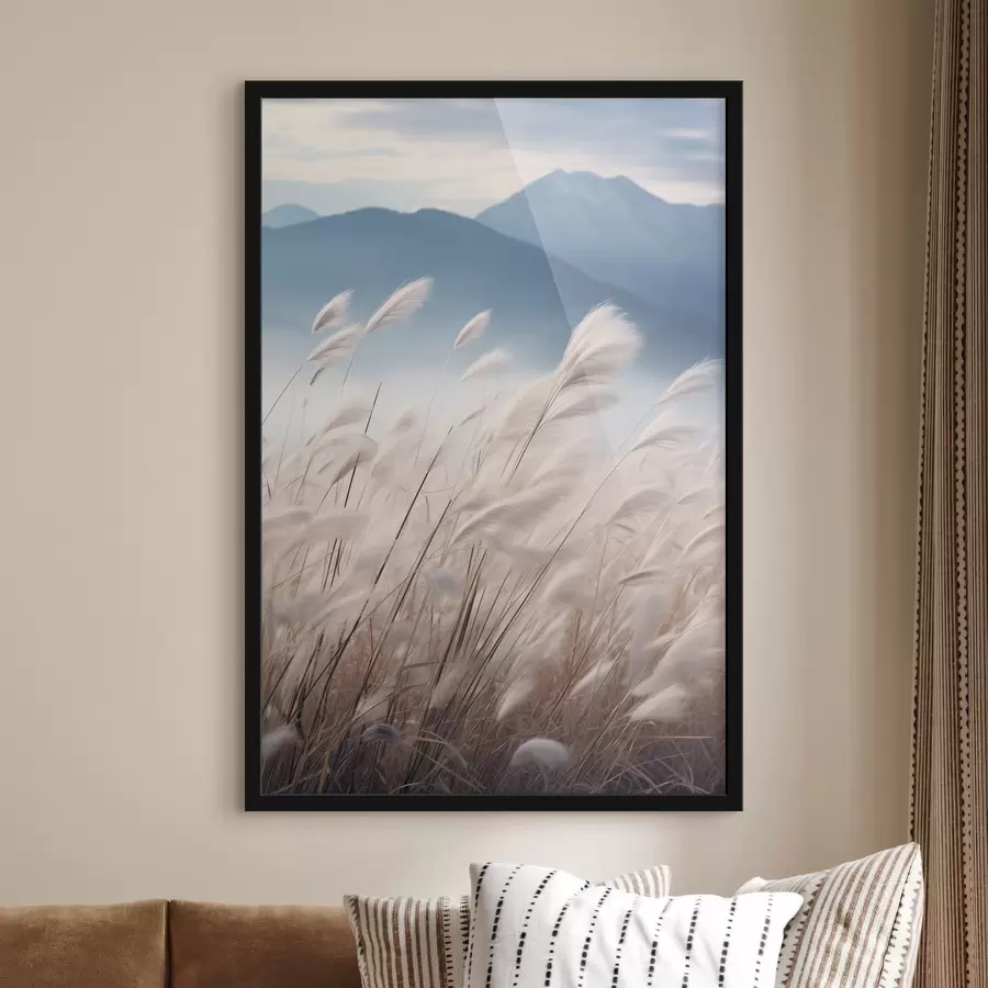 Papier peint De grands herbes blanches de pampa ondulant au vent, avec en arrière-plan des montagnes d'un bleu tendre. f47879