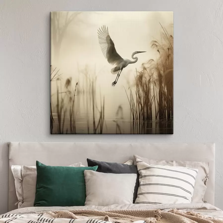 Tableau Une aigrette blanche survole un lac, entourée de hauts roseaux et d'arbres en arrière-plan s48389